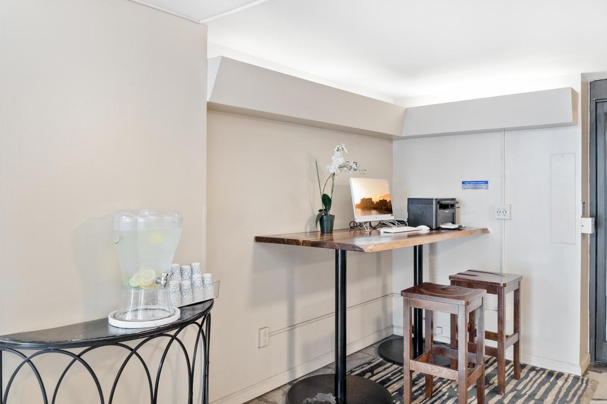 Steps To Waikiki Beach! Newly Renovated With 75" Tv Гонолулу Экстерьер фото