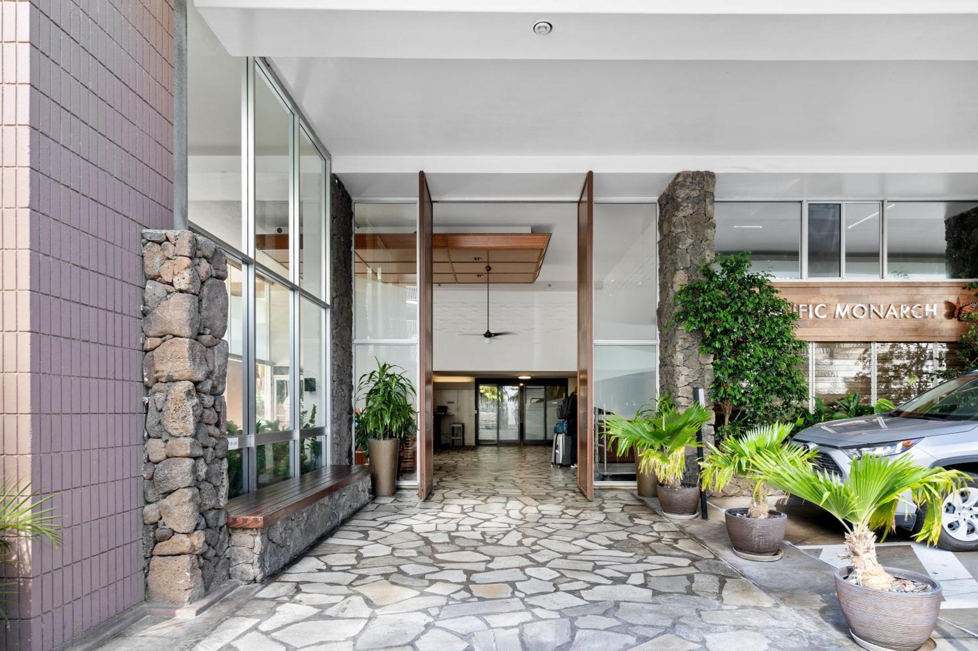 Steps To Waikiki Beach! Newly Renovated With 75" Tv Гонолулу Экстерьер фото