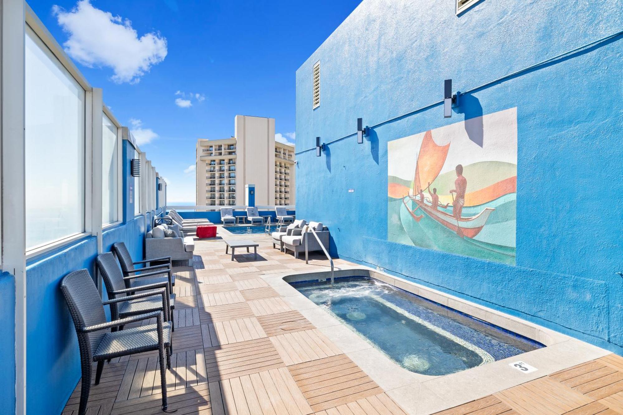 Steps To Waikiki Beach! Newly Renovated With 75" Tv Гонолулу Экстерьер фото