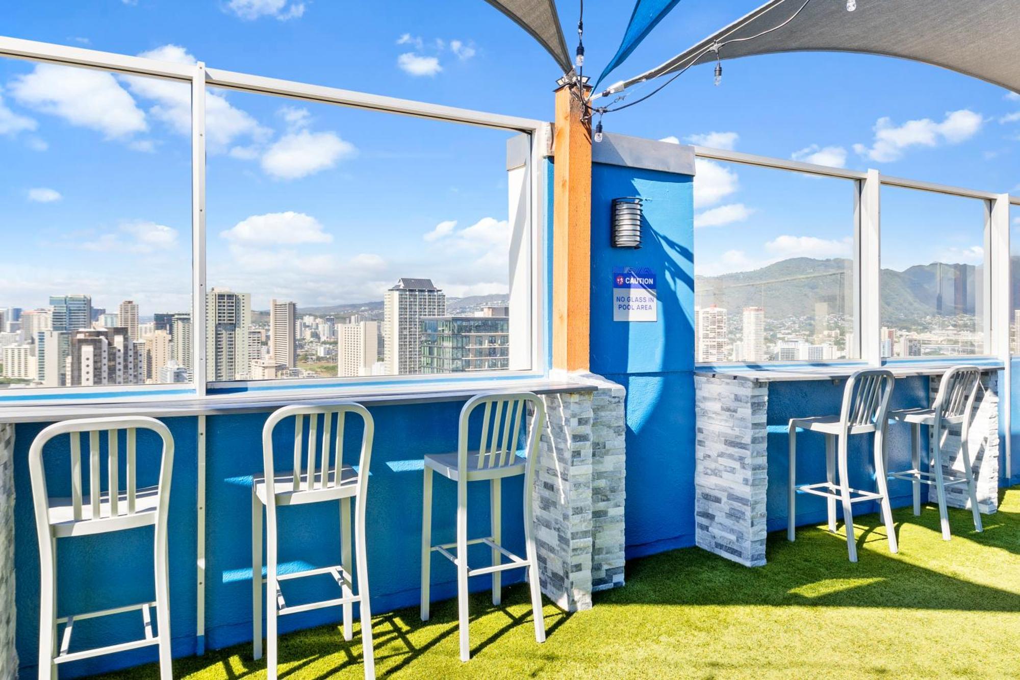Steps To Waikiki Beach! Newly Renovated With 75" Tv Гонолулу Экстерьер фото