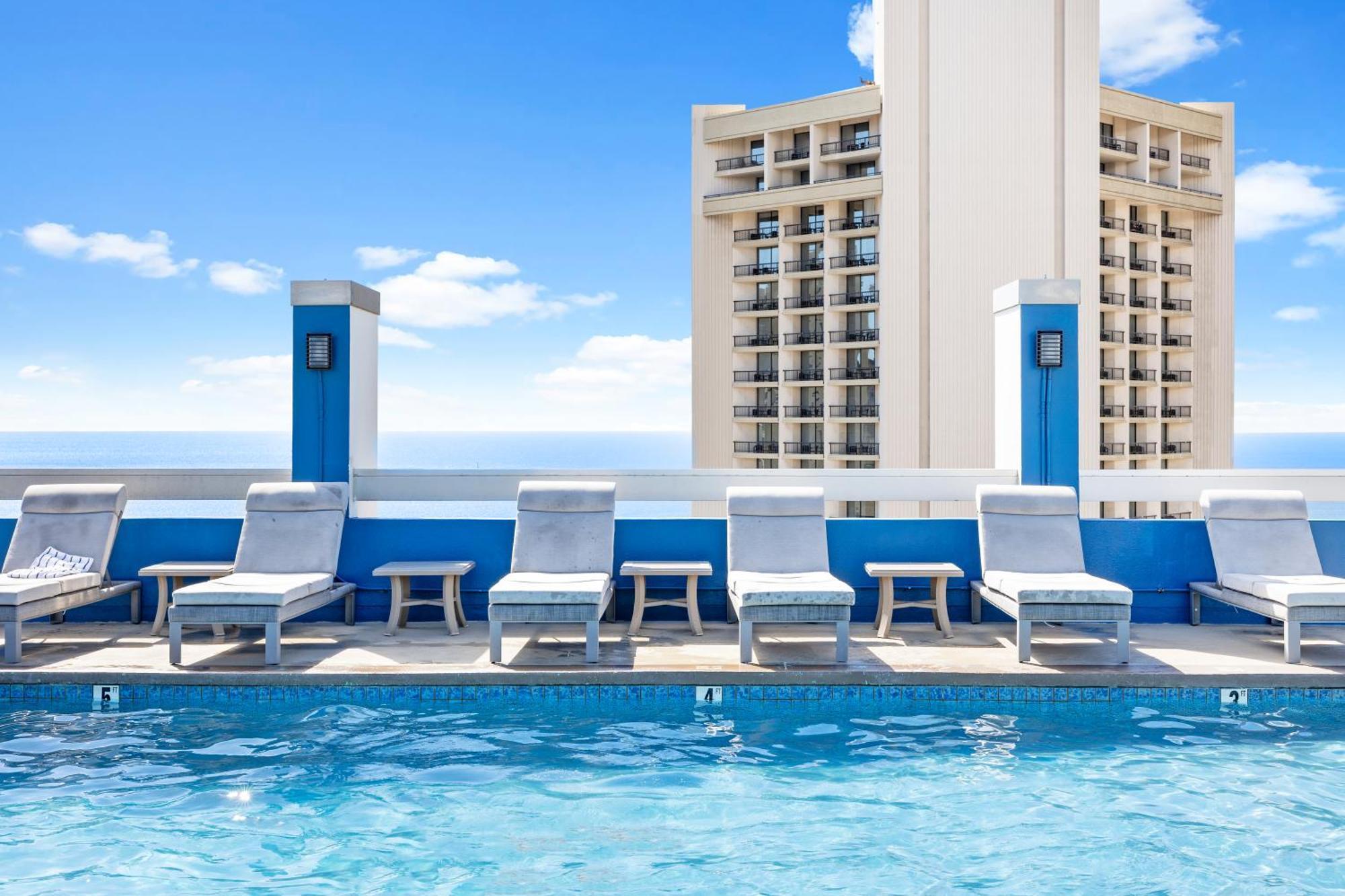 Steps To Waikiki Beach! Newly Renovated With 75" Tv Гонолулу Экстерьер фото