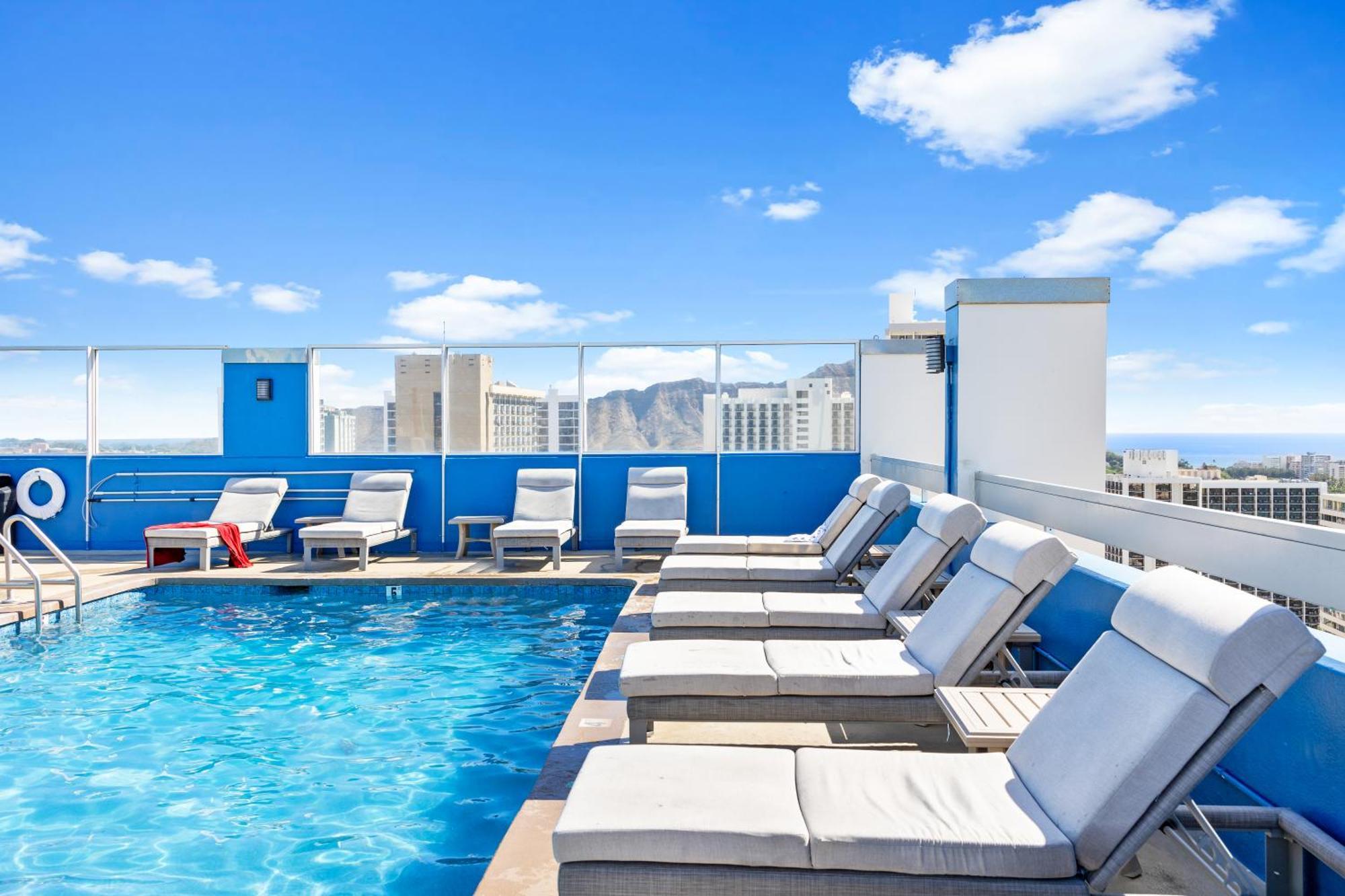 Steps To Waikiki Beach! Newly Renovated With 75" Tv Гонолулу Экстерьер фото
