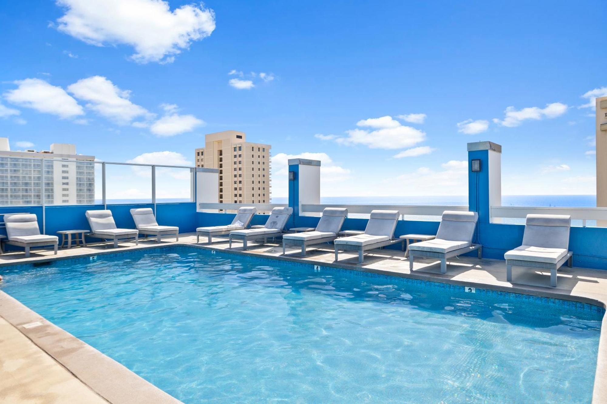 Steps To Waikiki Beach! Newly Renovated With 75" Tv Гонолулу Экстерьер фото