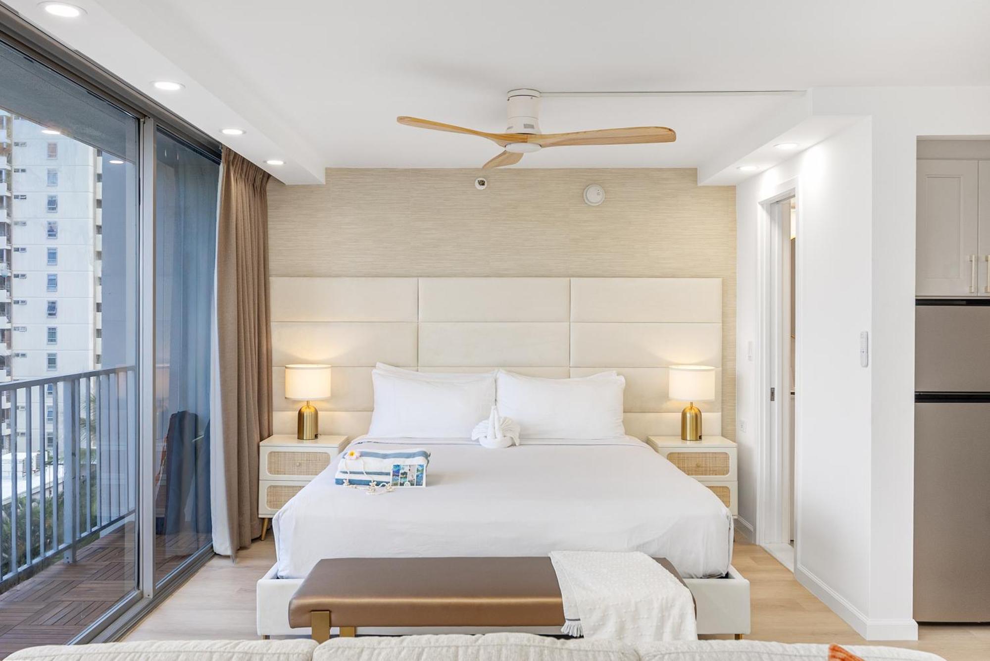 Steps To Waikiki Beach! Newly Renovated With 75" Tv Гонолулу Экстерьер фото