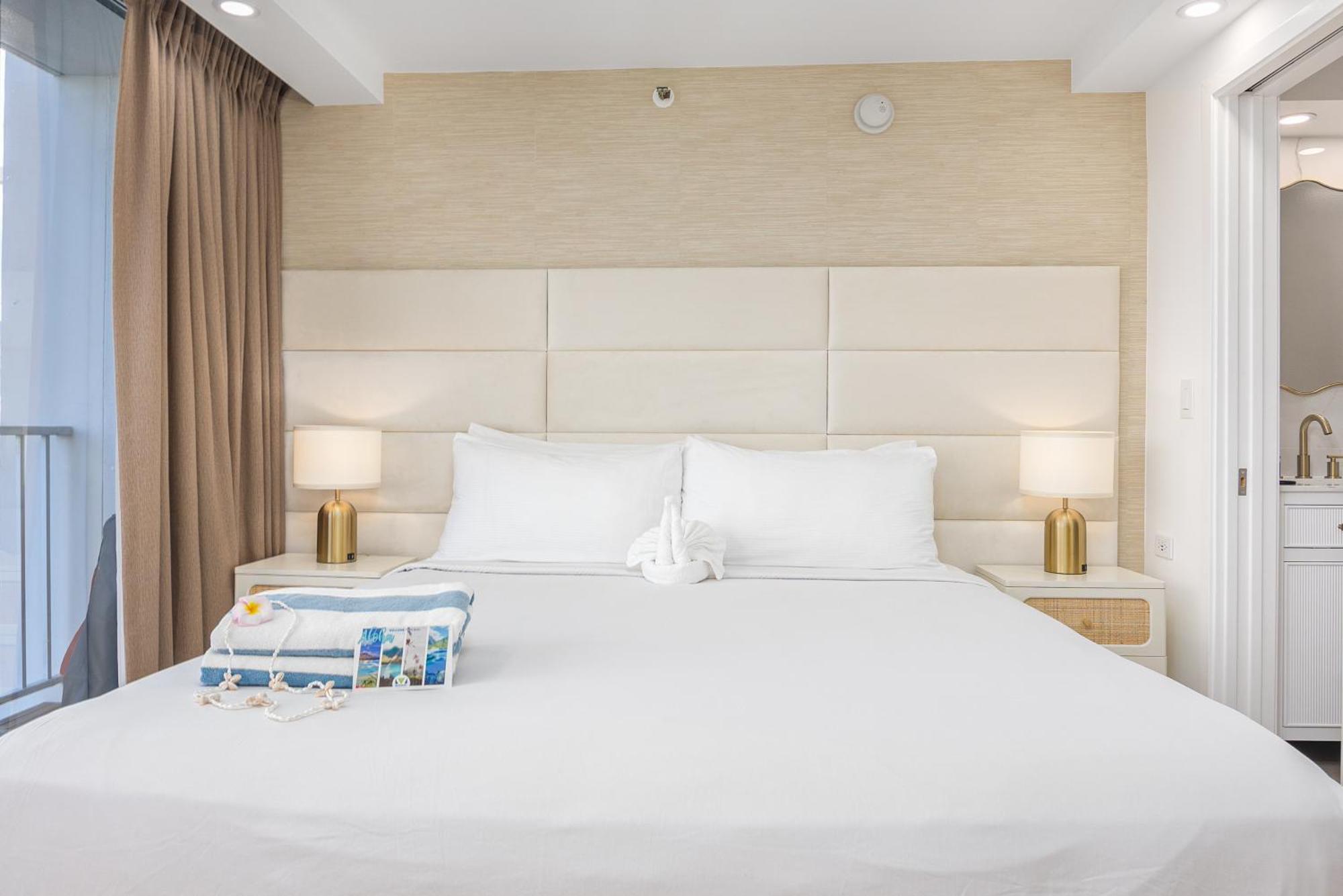 Steps To Waikiki Beach! Newly Renovated With 75" Tv Гонолулу Экстерьер фото