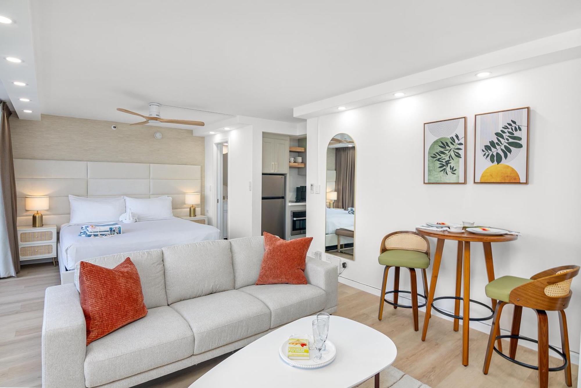 Steps To Waikiki Beach! Newly Renovated With 75" Tv Гонолулу Экстерьер фото
