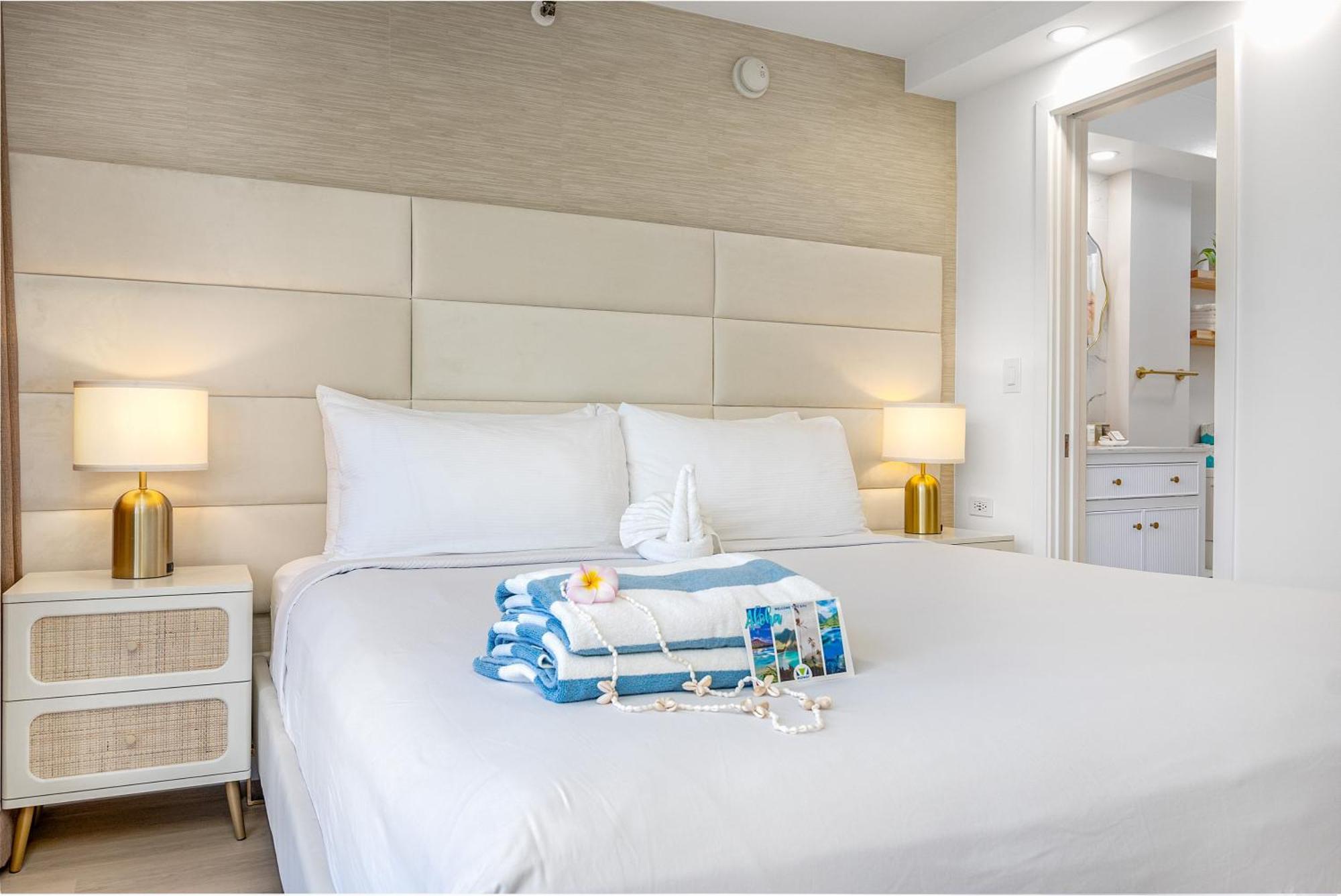 Steps To Waikiki Beach! Newly Renovated With 75" Tv Гонолулу Экстерьер фото