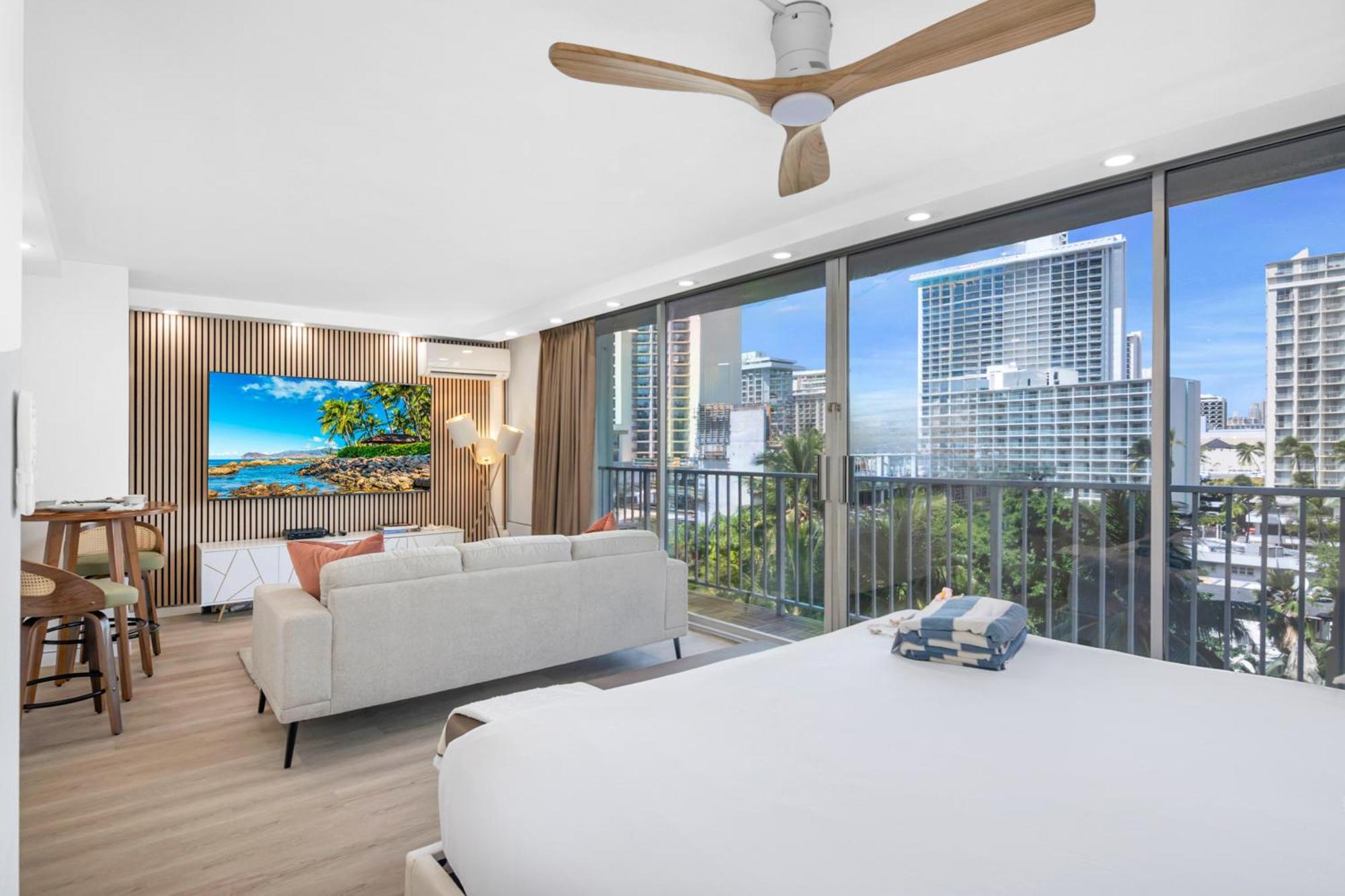 Steps To Waikiki Beach! Newly Renovated With 75" Tv Гонолулу Экстерьер фото
