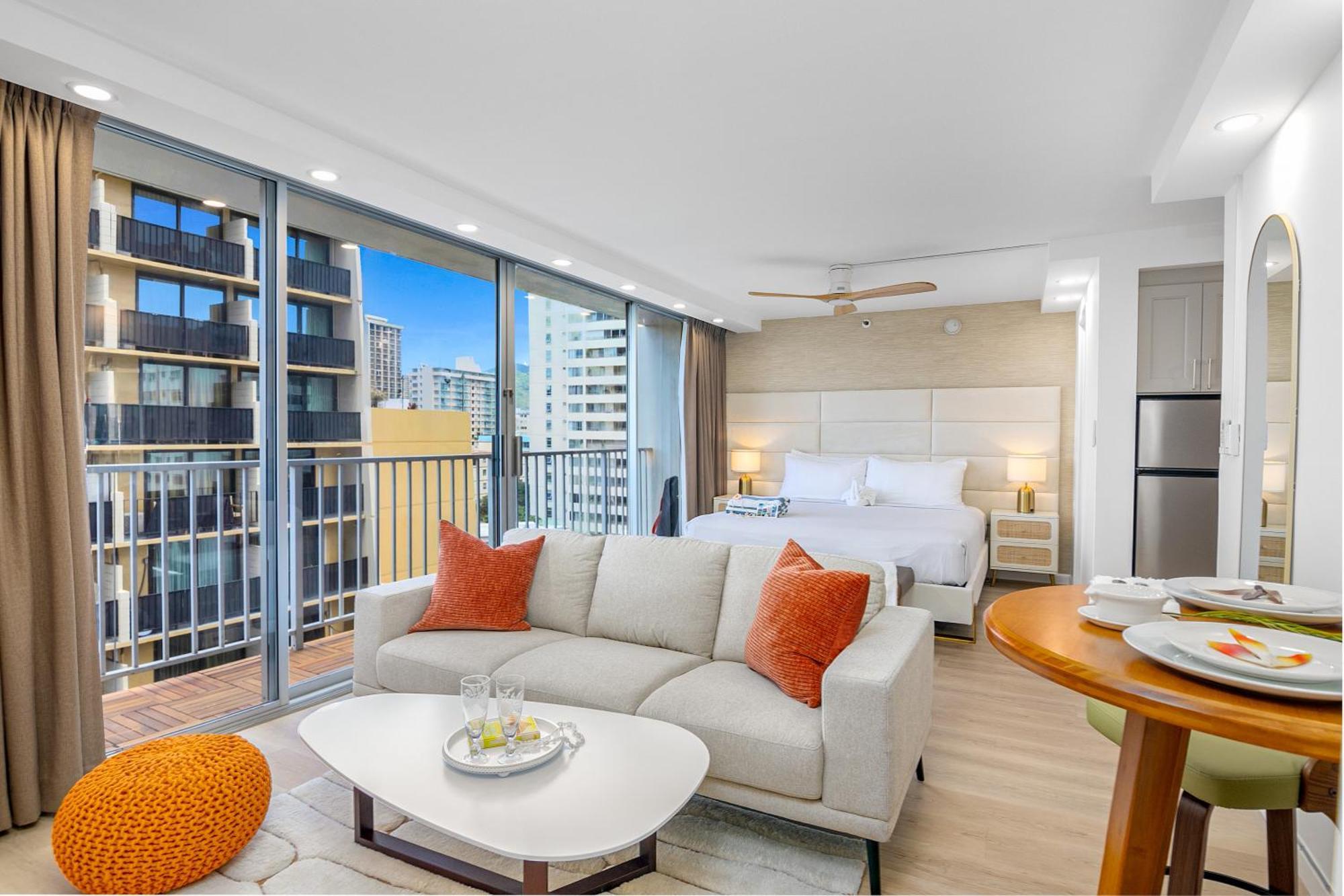 Steps To Waikiki Beach! Newly Renovated With 75" Tv Гонолулу Экстерьер фото
